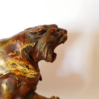 Keramieken leeuw, gesigneerd